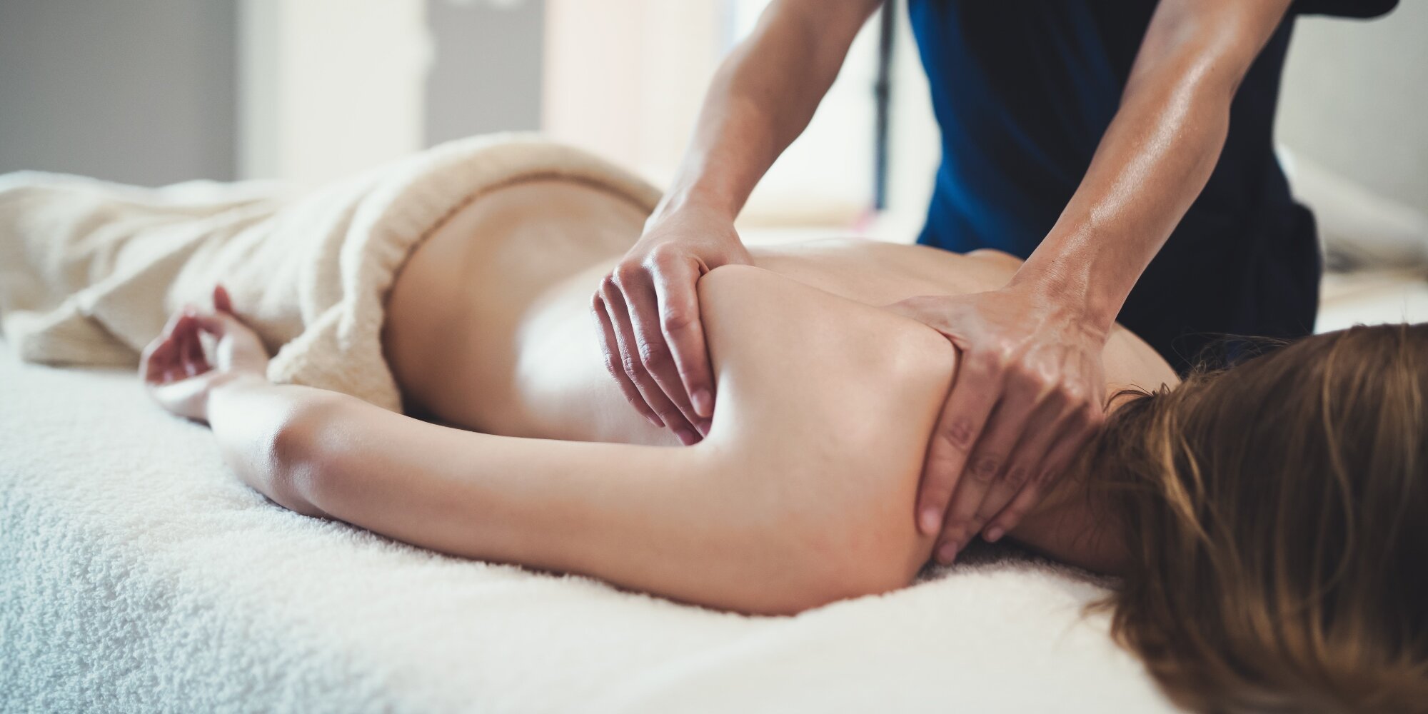 Pryč s bolestí zad: Zdravotní nebo relaxační masáž 