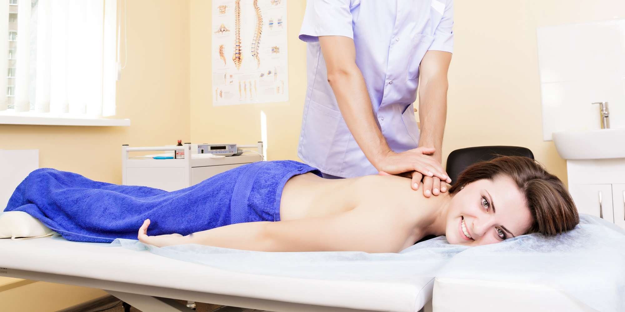массажистка и пациент. массажистка и пациент. массажист мужчина. массаж на массажной кушетки. массажист лечебный.