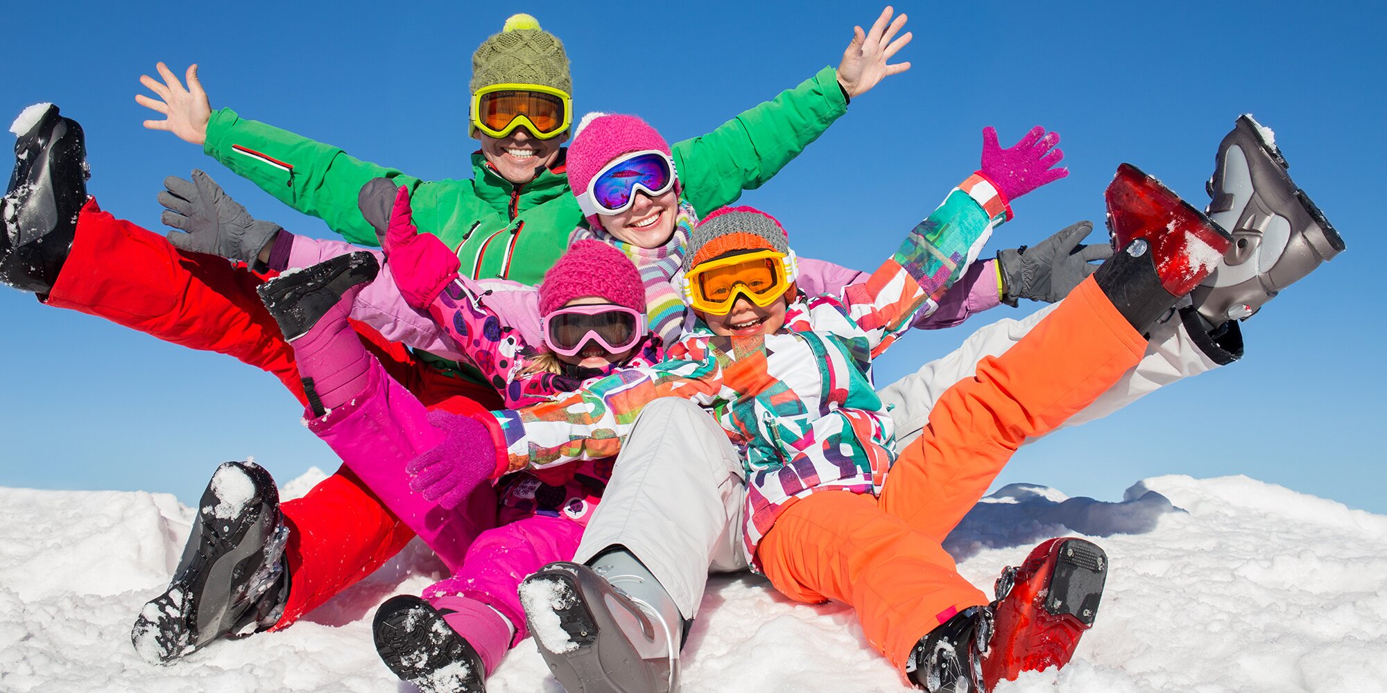 Проведите новогодние каникулы. Дети на горнолыжном курорте. Спортивная семья зима. Активность зимой. Активные зимние выходные.