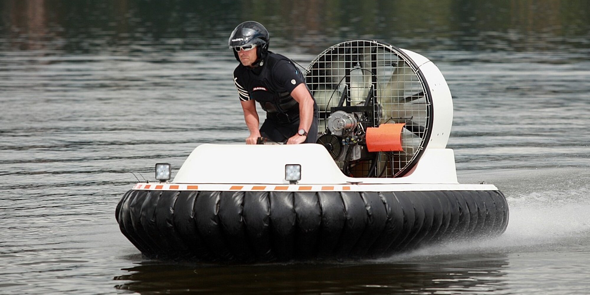 Лодка на подушке. Нептун ховеркрафт 11. СВП ховеркрафт. СВП Хивус-20. Christy Hovercraft 255l.