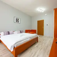 Dvoulůžkový pokoj s přistýlkou a výhledem na náměstí