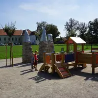 Dětské hřiště u zámku v Oslavanech