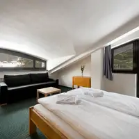 Dvojlôžková izba so sprchovacím kútom alebo vaňou, prístelkou a balkónom