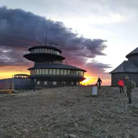 Při východu slunce je na Sněžce mnohem méně lidí. A k tomu ty barvy na obloze, prostě nádhera!