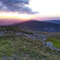 Východ slunce na Sněžce. Nezapomeňte se teple obléct, nahoře je po ránu pěkná zima i v létě.