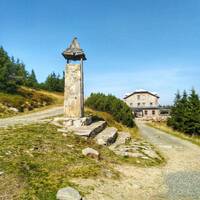 Na vrcholu hory Šerák je zvonička a chata Jiřího, kde se můžete najíst.