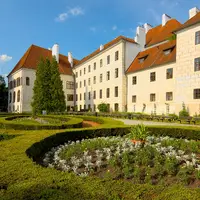 Státní zámek Třeboň a přilehlý park, v zadní části je vchod do Domu přírody Třeboňska