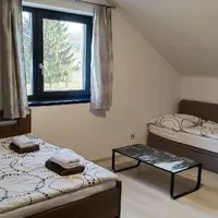 Čtyřlůžkový pokoj s kuchyňskou linkou