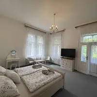 Dvoulůžkový pokoj s manželskou postelí a balkonem