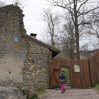 Zřícenina hradu Choustník a přilehlé skalní městečko