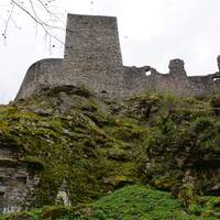 Zřícenina hradu Choustník a přilehlé skalní městečko
