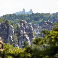 Z Hrubé skály na hrad Valdštejn