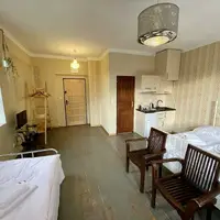 Trojlôžkový apartmán s manželskou posteľou a kuchynkou