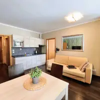 C101 - Komfortný Apartmán 2+KK s oddelenou spálňou, s kuchyňou a dverami do záhrady (52 m²)