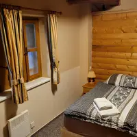 Dvoulůžkový pokoj tmavší s výhledem do atria
