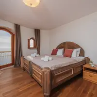 Apartmán se dvěma ložnicemi, sdíleným balkonem a výhledem na moře (72 m²)
