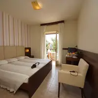Trojlôžková izba s balkónom a výhľadom na jazero (18 m²)