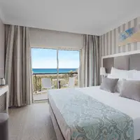 Deluxe Room (30–35 m²)