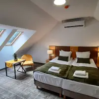 Třílůžkový pokoj Superior s oddělenou ložnicí a obývacím pokojem (26–27 m²)