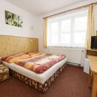 Pětilůžkový pokoj bez výhledu (hlavní budova)