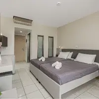 Dvoulůžkový pokoj se 2 přistýlkami - výhled do zahrady (18 m²)