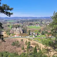 Výhled od rozhledny Na Stráži směrem ke skalnímu hradu Sloup