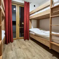 Štvorlôžkový pokoj Deluxe s balkónom s oddelenými lôžkami
