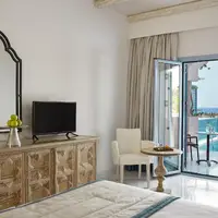 Rodinný pokoj se sdíleným bazénem (32 m²)