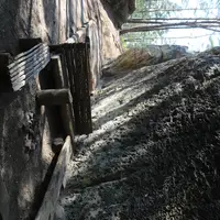 Jedno z tábořišť pod skálou