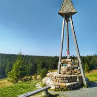 U Švýcárny je zvonička se jmény zemřelých horolezců.