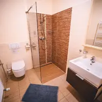 Dvoulůžkový pokoj s přistýlkou část A**** (18–22 m²)