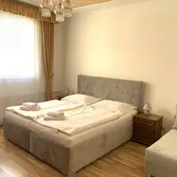 Dvoulůžkový pokoj Deluxe s manželskou postelí a přistýlkou (26 m²)
