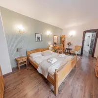 Pokoj s manželskou postelí a soukromou koupelnou (17 m²)