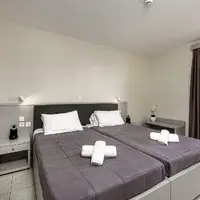 Dvoulůžkový pokoj se 2 přistýlkami - boční výhled na moře (18 m²)
