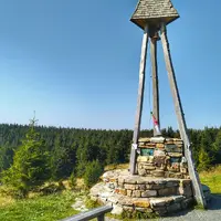 U Švýcárny je zvonička se jmény zemřelých horolezců.
