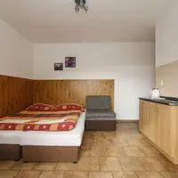 Dvoulůžkový pokoj s kuchyňským koutem, vl. sezení s výhledem (vedlejší budova)