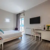 Dvojlôžková izba Executive s čiastočným výhľadom na more (24 m²)