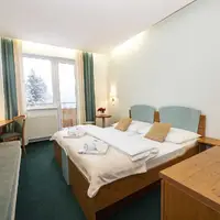 Dvoulůžkový pokoj s manželskou postelí a balkonem