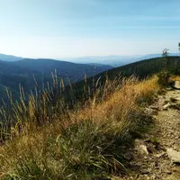 Pokud půjdete pěšky po červené značce, užijte si tenhle parádní výhled.