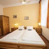 Dvojlôžková izba s manželskou posteľou