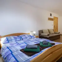 Dvoulůžkový pokoj s manželskou postelí a 2 přistýlkami