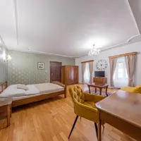 Velký dvoulůžkový pokoj s manželskou postelí (23 m²)
