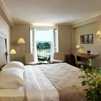Dvojlôžková izba s balkónom a čiastočným výhľadom na more (23–28 m²)