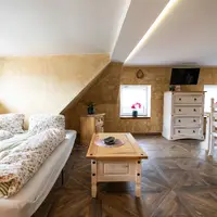 Dvojlôžkový apartmán s dvomi jednolôžkami v podkroví Vildštejn ll – podhradie hradu