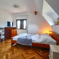 Dvoulůžkový s manželskou postelí (menší)