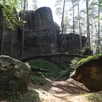Cesta po pěšině mezi skalními útvary
