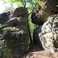 Cesta po pěšině podél skal