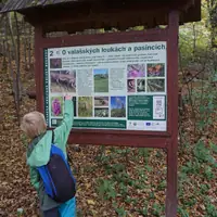 Zrúcanina hradu Rožnov a náučný chodník Hradisko