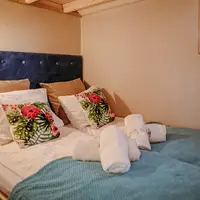 Domček medzi stromami na drevených koloch s vírivou vaňou (32 m²)