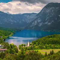 Bohinjské jazero - najväčšie prírodné jazero v Slovinsku